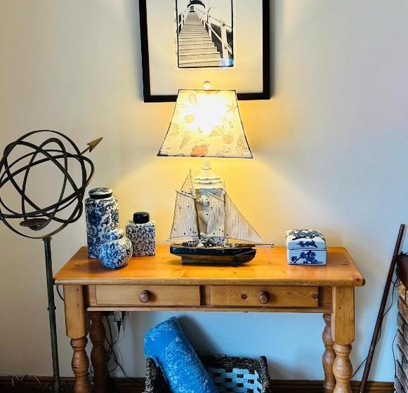 منزل 4 غرف نوم, The Waterside B&b