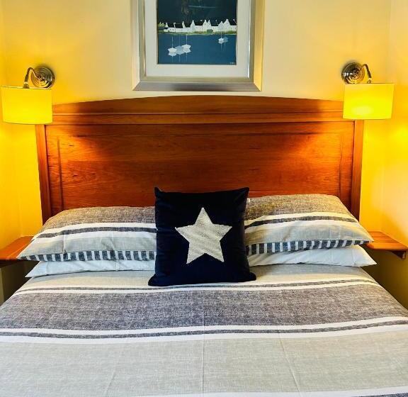 منزل 4 غرف نوم, The Waterside B&b