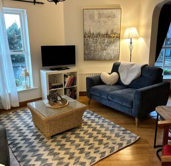 منزل 4 غرف نوم, The Waterside B&b