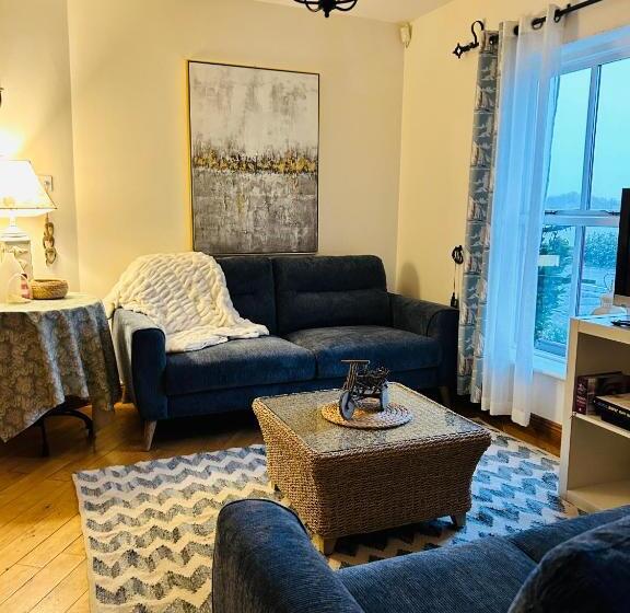 בית, 4 חדרי שינה, The Waterside B&b