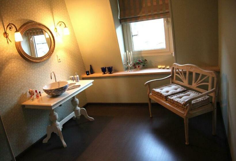 غرفة قياسية, La Porte Cochère