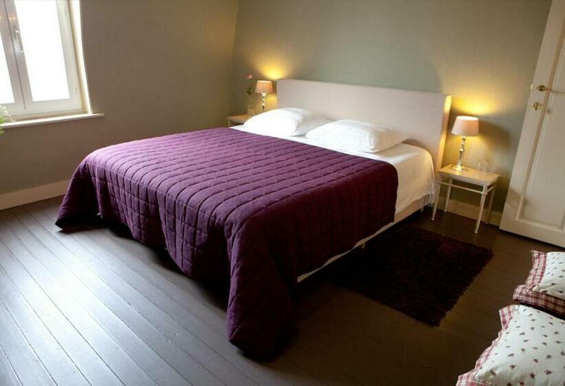 غرفة قياسية, La Porte Cochère