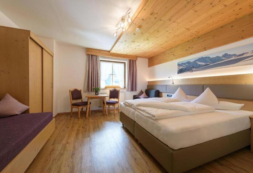 غرفة قياسية ثلاثية, Landhaus Strolz