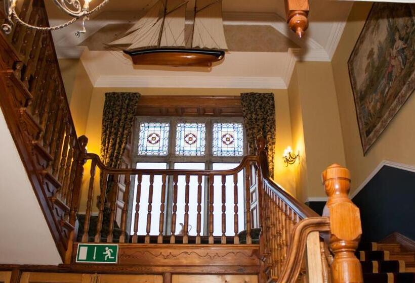 غرفة عائلية, Royal Valentia