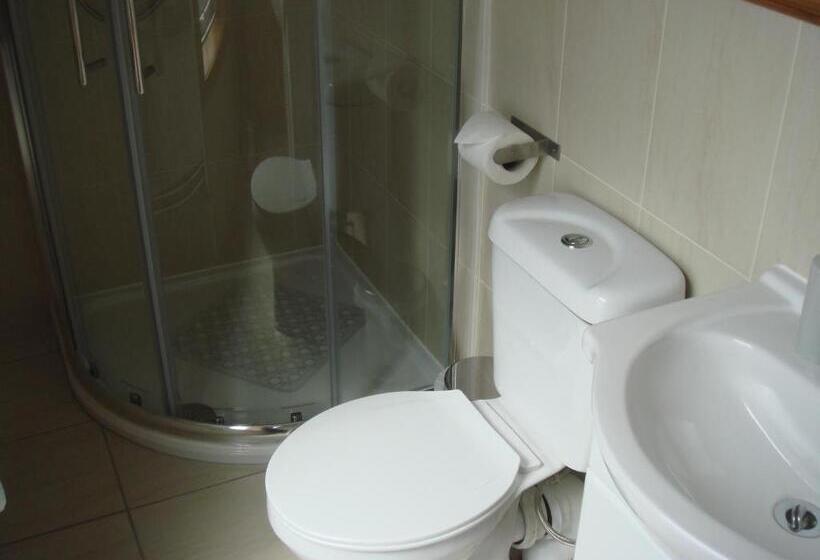 غرفة عائلية, Royal Valentia