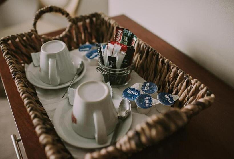 غرفة قياسية, Royal Valentia