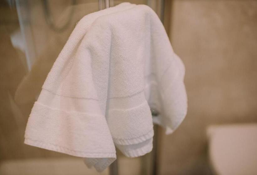 غرفة قياسية فردية, Royal Valentia