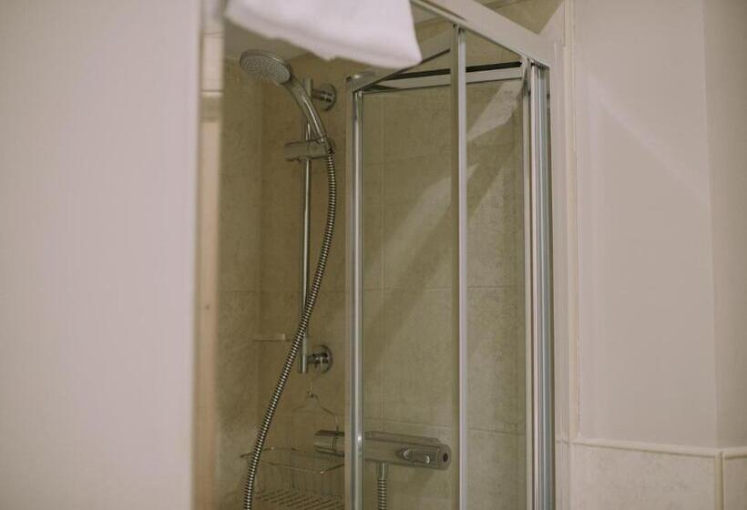 غرفة قياسية فردية, Royal Valentia