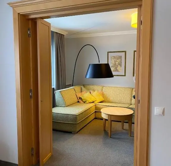Suite z Balkonem, Annelies