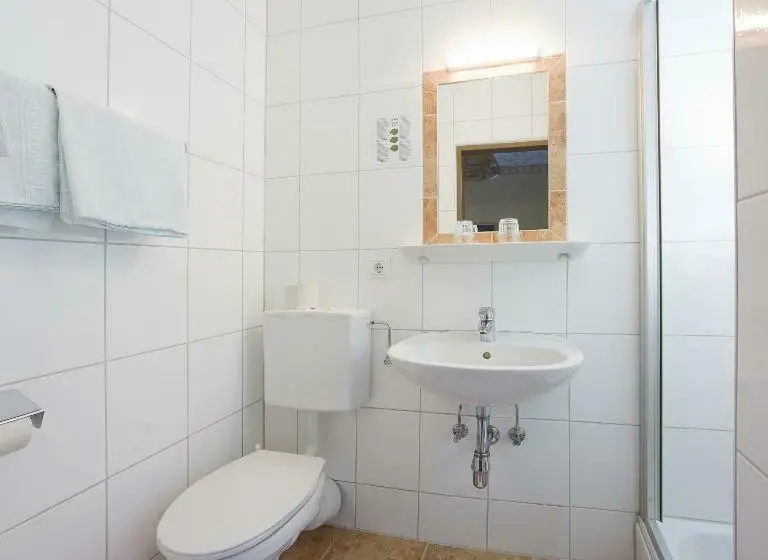 Pokój Ekonomiczny Jednoosobowy, Linde