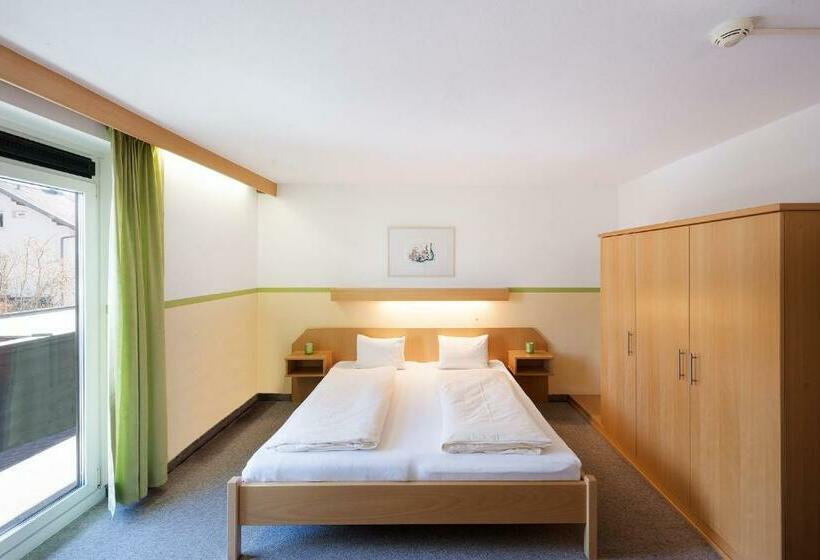 חדר סטנדרט לשלושה, Linde