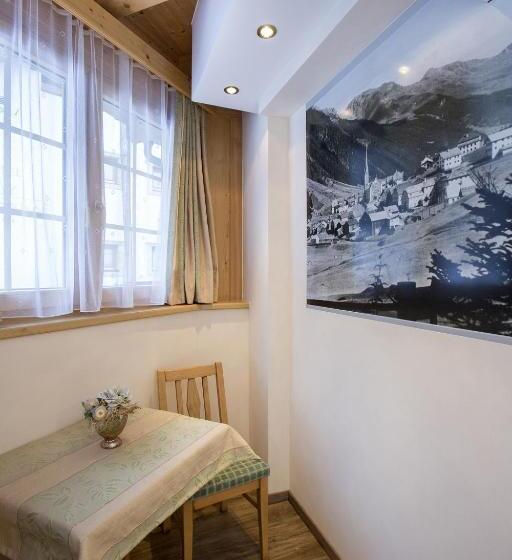 패밀리 룸, Tanzer