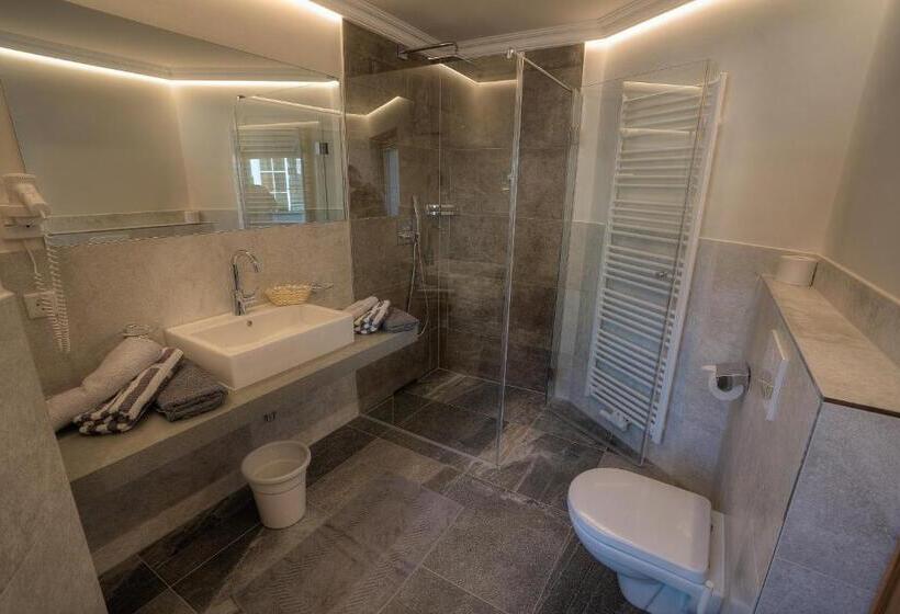 디럭스 룸, Tanzer