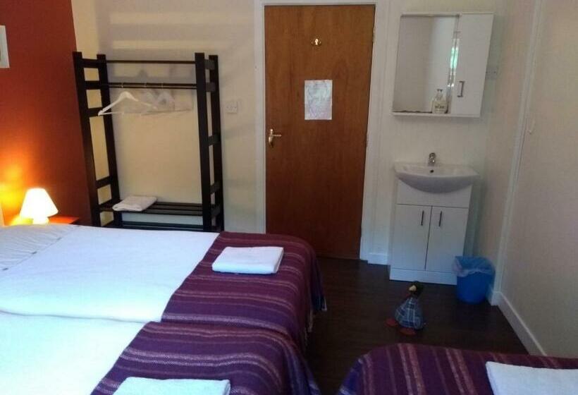 스탠다드 트리픔 룸 공동욕실, Kilcommon Lodge Holiday Hostel