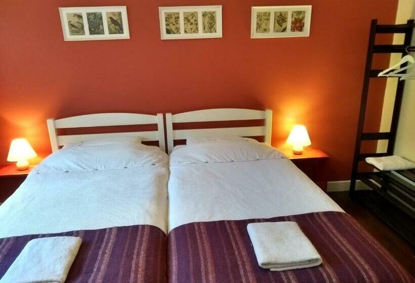 스탠다드 트리픔 룸 공동욕실, Kilcommon Lodge Holiday Hostel