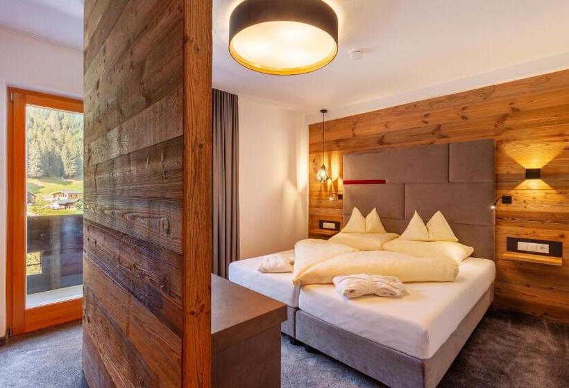 غرفة عائلية مطلّة علي الجبل, Sporthotel Bachmann