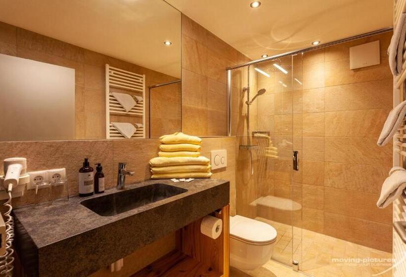 غرفة عائلية مطلّة علي الجبل, Sporthotel Bachmann