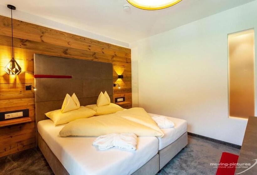 غرفة عائلية مطلّة علي الجبل, Sporthotel Bachmann