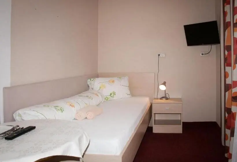 Habitación Estándar Individual, Pension Handle
