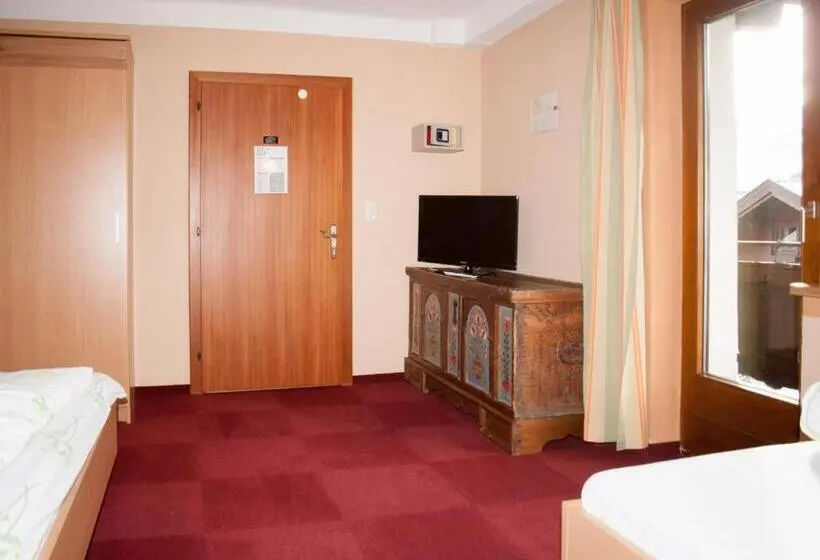 Habitación Triple Estándar, Pension Handle