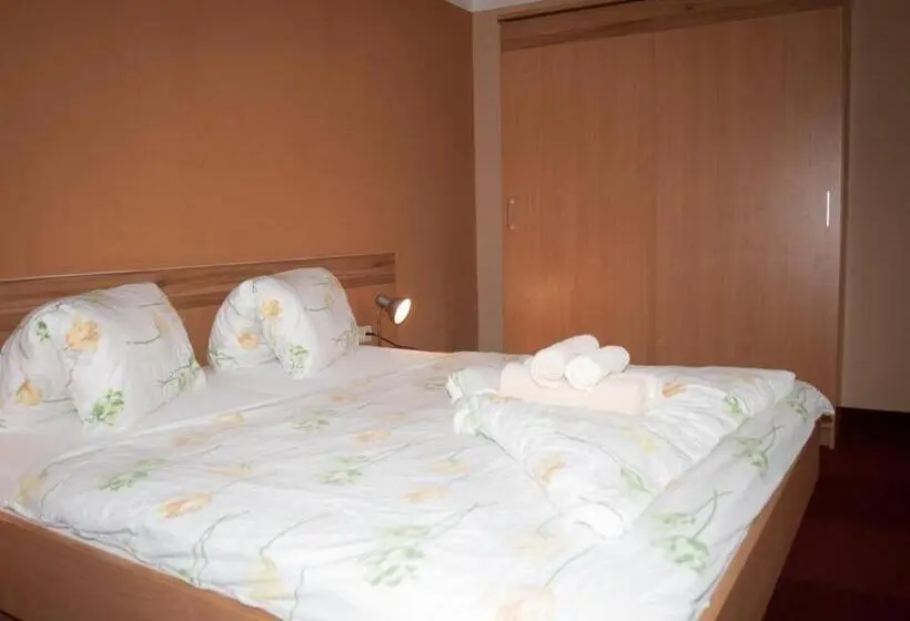 Habitación Triple Estándar, Pension Handle