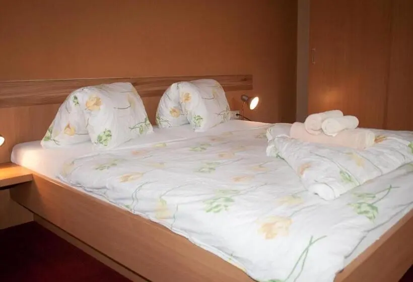 Habitación Triple Estándar, Pension Handle