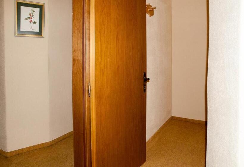 침실 2개 스위트, Pension Handle