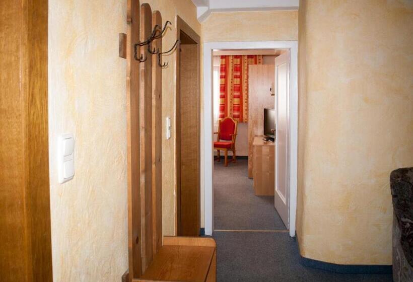 3침실 스위트, Pension Handle