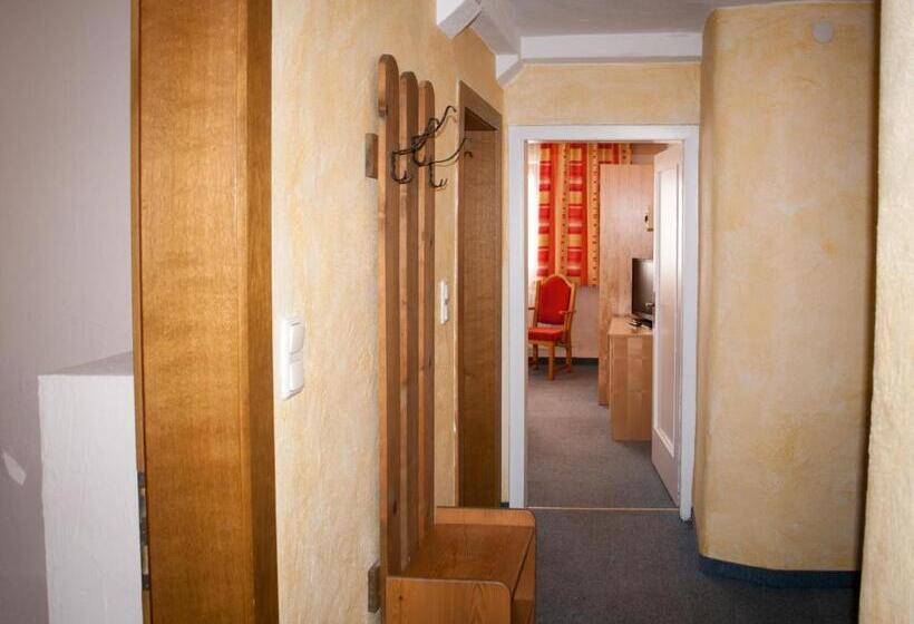 3침실 스위트, Pension Handle