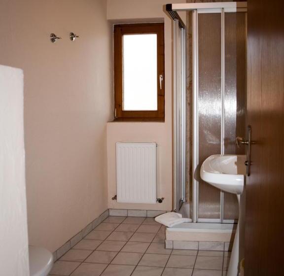 3침실 스위트, Pension Handle