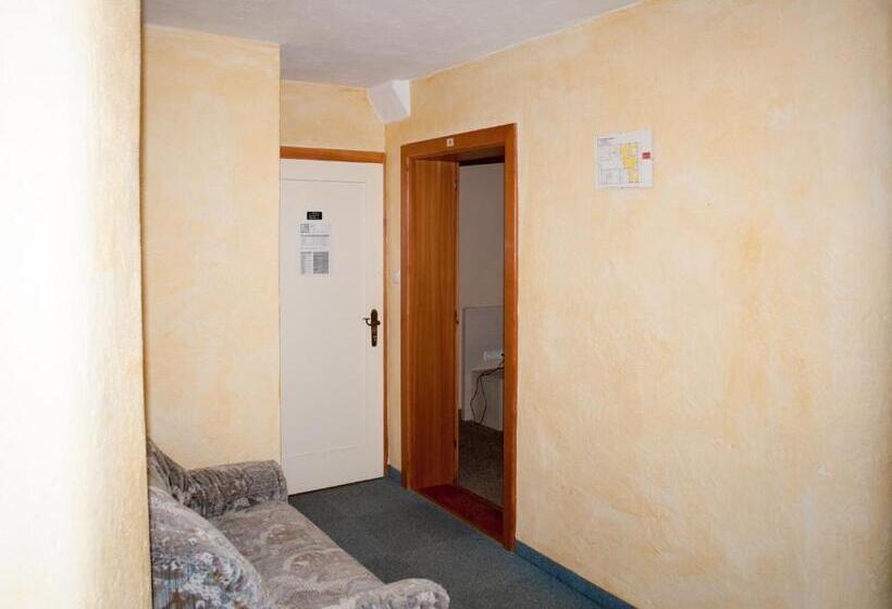 3침실 스위트, Pension Handle