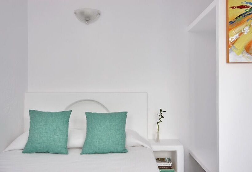 Studio Standard, Ayoba Santorini