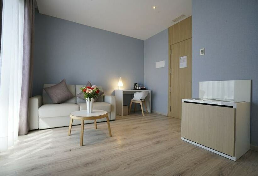 اتاق اجرایی, Az Hotel Vague D’or