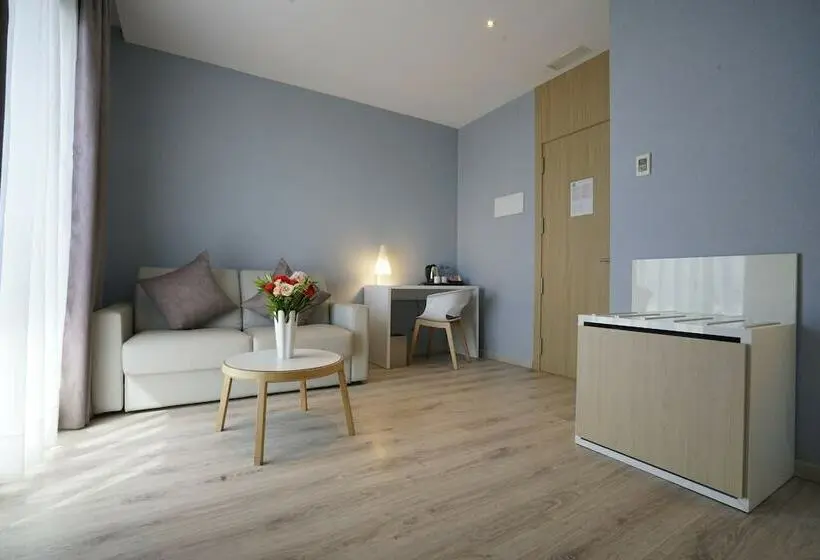 اتاق اجرایی, Az Hotel Vague D’or