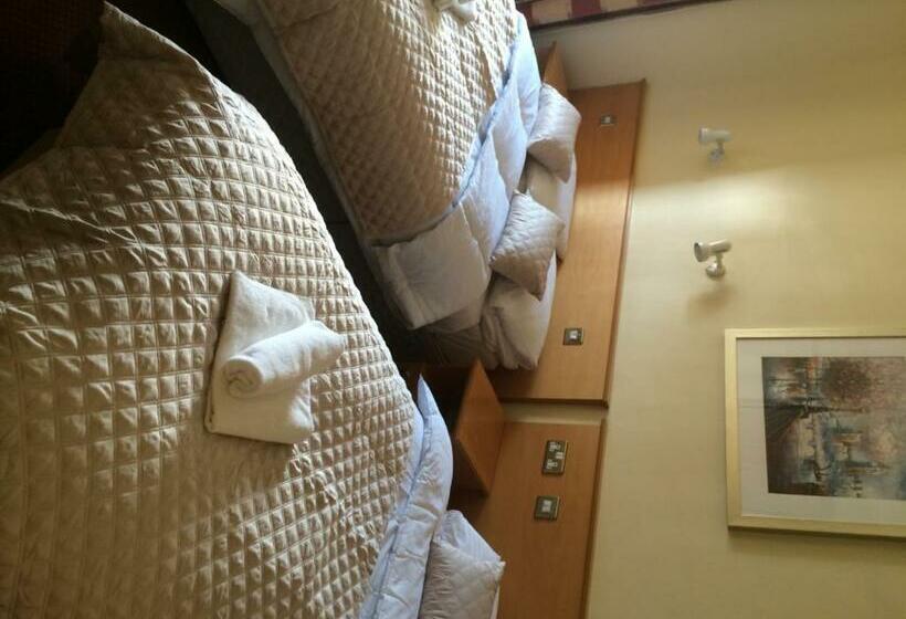 标准三人间, Holiday