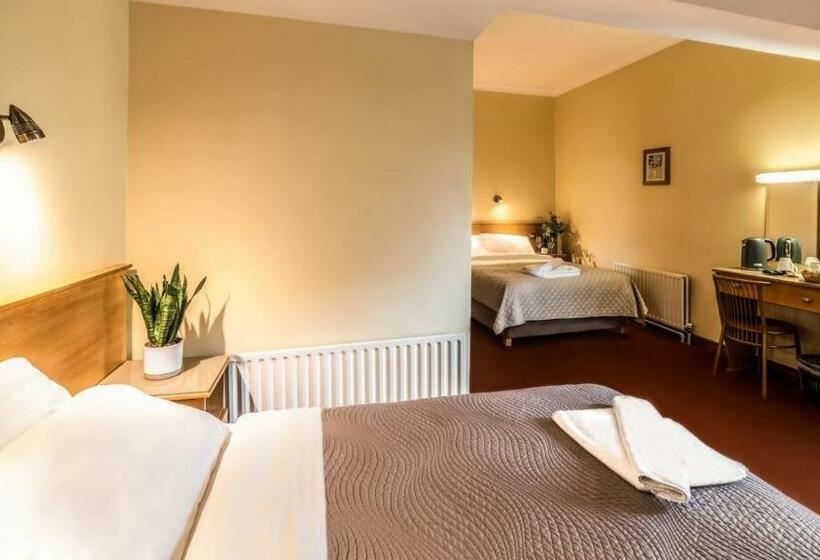 标准三人间, Holiday