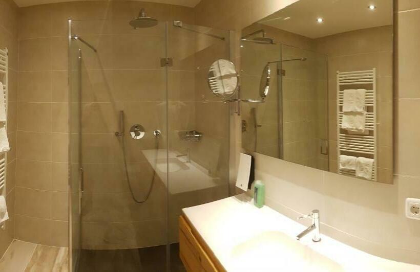 标准三人间, Lärchenhof