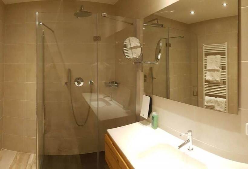 标准三人间, Lärchenhof