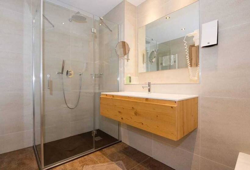 غرفة عائلية, Lärchenhof