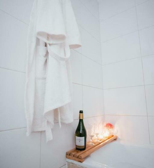 شقة غرفة واحدة, Uvas Apart