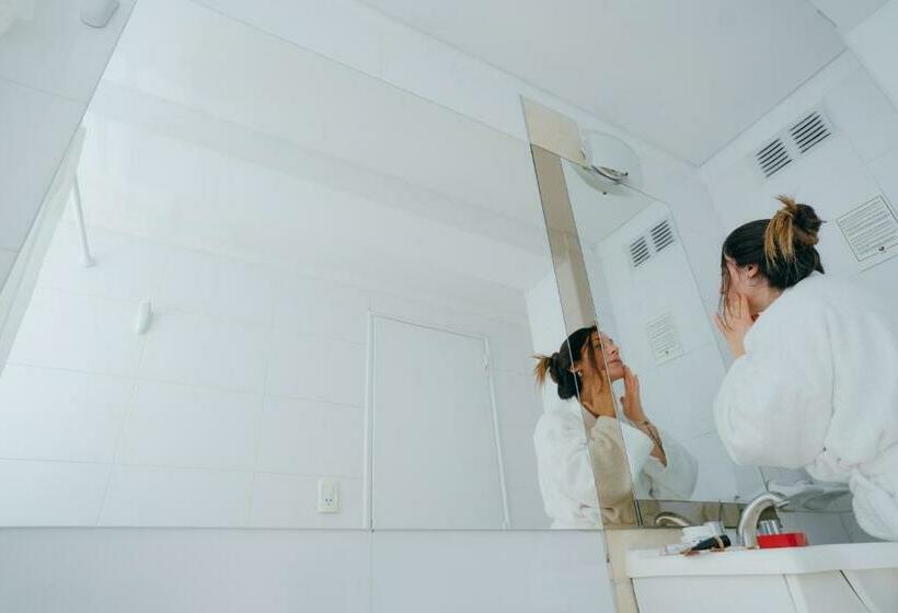 شقة غرفة واحدة, Uvas Apart