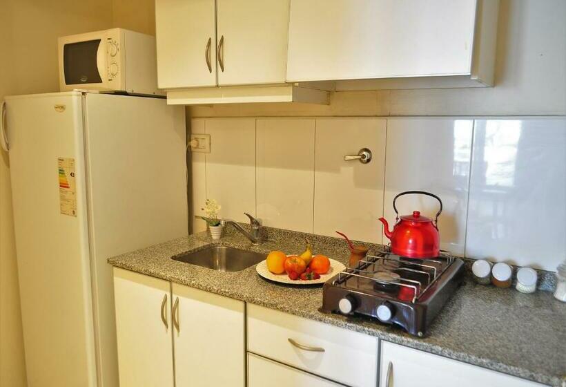 شقة غرفة واحدة, Uvas Apart