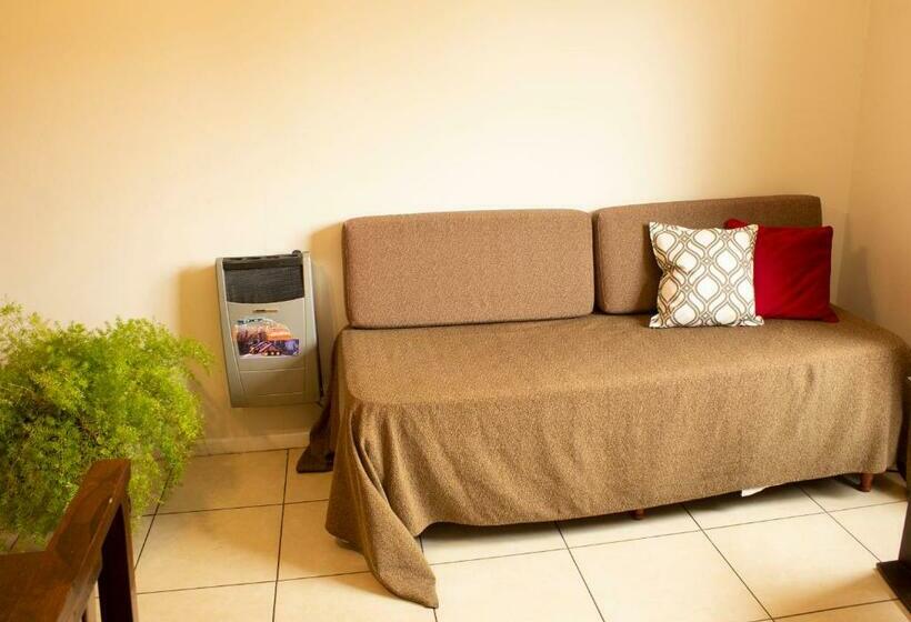 شقة غرفة واحدة, Uvas Apart