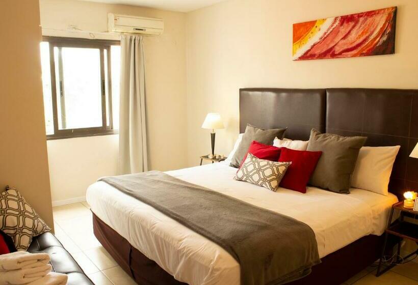 شقة غرفة واحدة, Uvas Apart