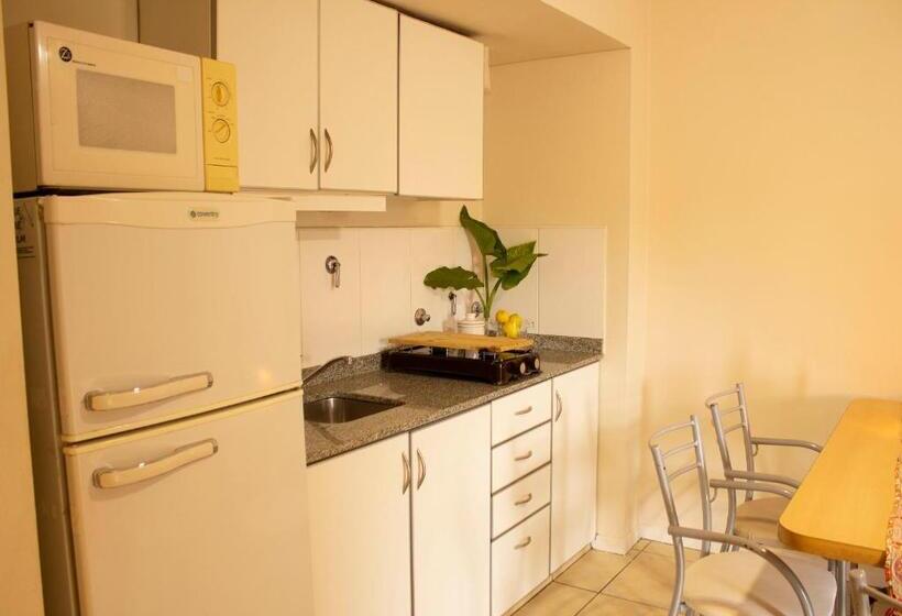 شقة غرفتين, Uvas Apart