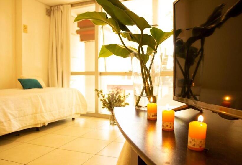 شقة غرفة واحدة, Uvas Apart