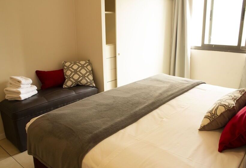 شقة غرفة واحدة, Uvas Apart