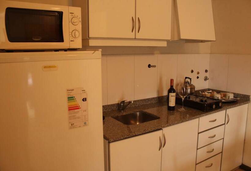 شقة غرفة واحدة, Uvas Apart