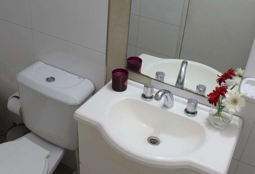 شقة غرفة واحدة, Uvas Apart