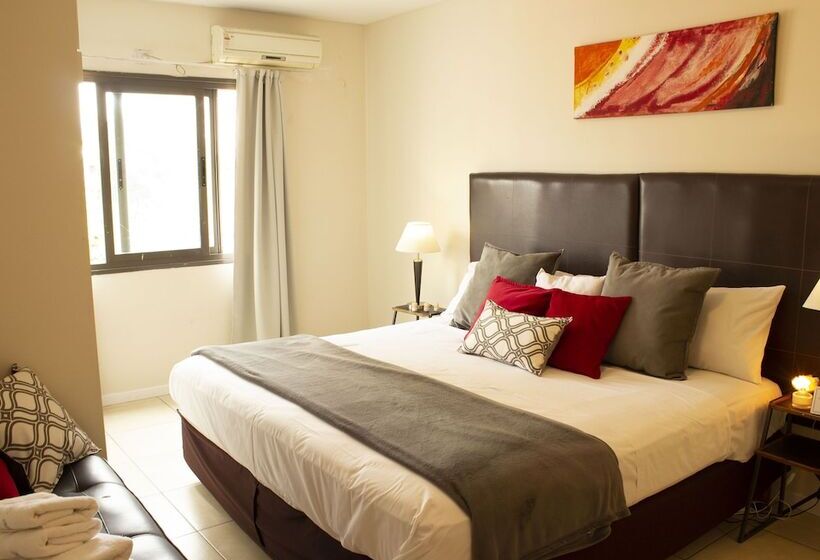 شقة غرفة واحدة, Uvas Apart